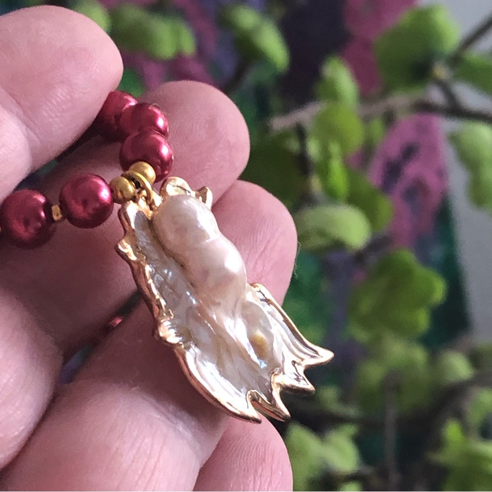 Handcrafted repurpose baroque pearl medallion pendant Czech glass Pearl necklace - Picture 3 of 13